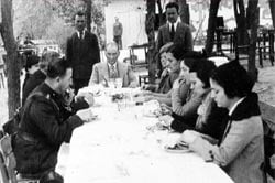 Mustafa Kemal Atatürk, kardeşi Makbule Atadan'ında aralarında bulunduğu ziyaretçiler ile beraber sofrada