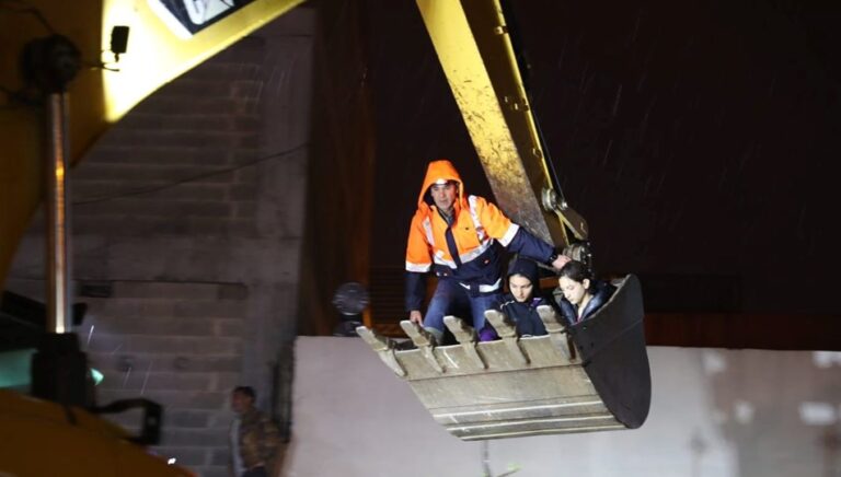 Şanlıurfa'da sağanak: Mahsur kalanlar kepçeyle kurtarıldı