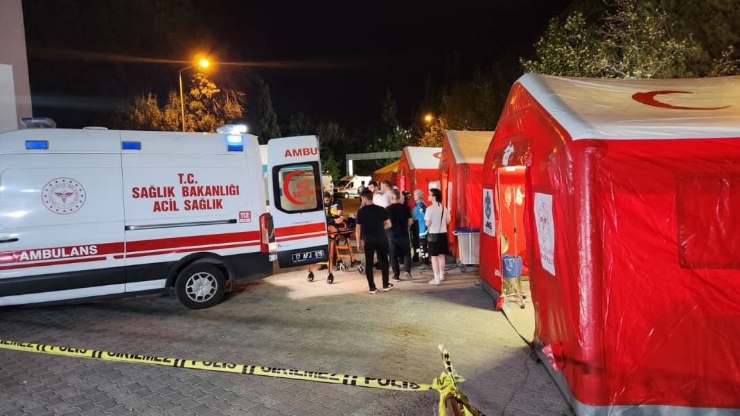 Sındırgı’da sahra hastanesi kuruldu, vatandaşlar geceyi stadyumda geçiriyor 11
