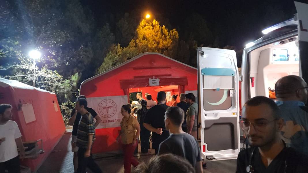 Sındırgı’da sahra hastanesi kuruldu, vatandaşlar geceyi stadyumda geçiriyor 12